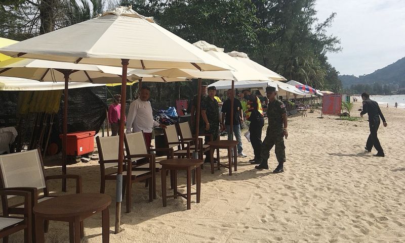 ทหาร-ตำรวจ ลงพื้นที่หาดกมลาหลังพบมีการตั้งร้านและปรุงอาหารบนชายหาด