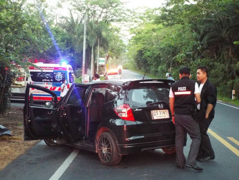 หวิดดับ! หนุ่มพนักงานเข็นผู้ป่วยสนามบิน ขับเก๋งพุ่งชนต้นไม้ยับ
