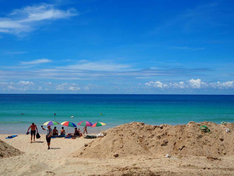 สภาพชายหาดสุรินทร์ เมื่อวันอังคารที่ 14 พ.ย. ก่อนมีการสั่งระงับ