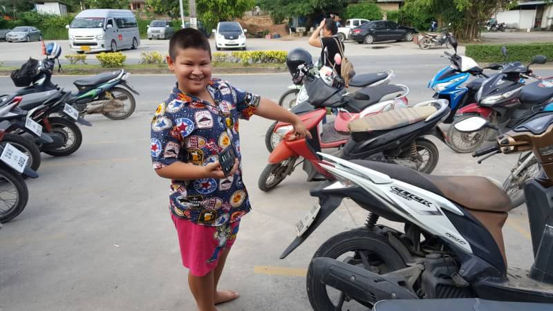 น่าชื่นชม! เด็กชาย ป.5 มาช่วยยายขายดอกไม้ พบกระเป๋าเงินแจ้งสท.ตามหาเจ้าของ