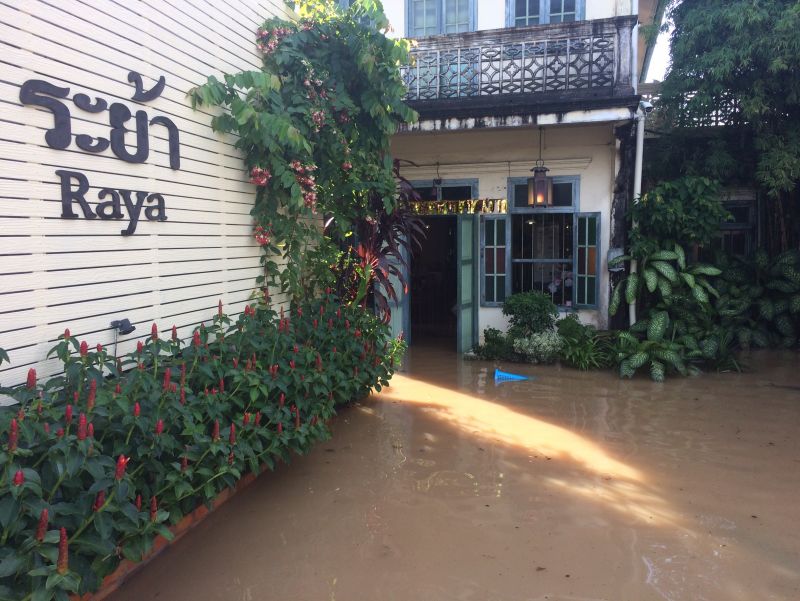 ประชาชนชาวย่านเมืองเก่า ความสะอาดอาคารร้านค้าเพื่อเปิดทำการตามปกติหลังน้ำท่วม