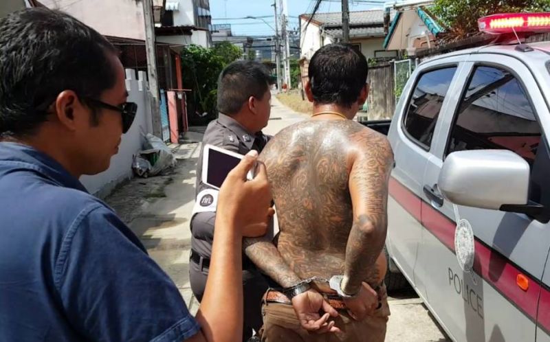 สายตรวจตาไว! ขับรถสวนกับจยย.หนุ่มแต่งซิ่งมีพิรุธ เรียกไม่จอดแถมขับซิ่งหนี ไล่ล่าเกือบ 10 กม. สุดท้ายพบยาเสพติดอื้อ