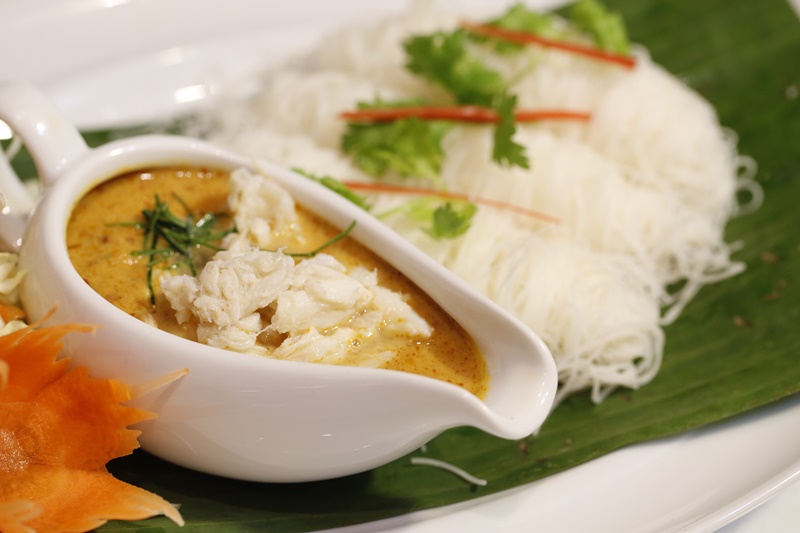 รสชาติของอาหารจากสำรับไทย “ขันโตก” ที่ บุราส่าหรี บูทีค โฮเทล ป่าตอง