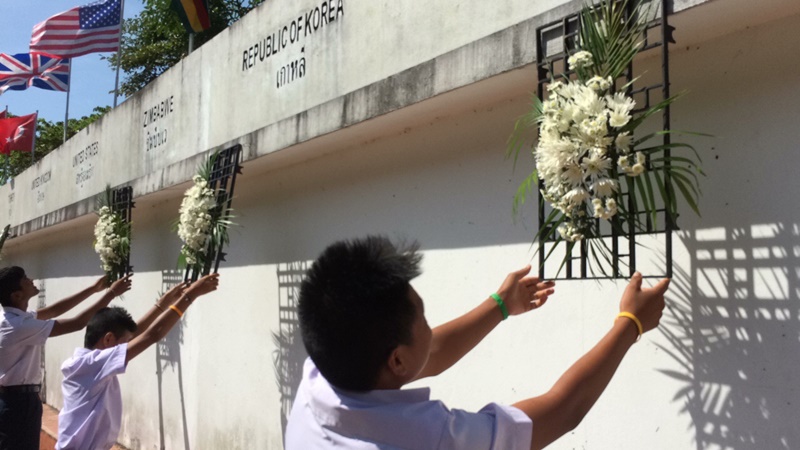 ญาติผู้สูญเสียร่วมวางดอกไม้รำลึก 13 ปีเหตุการณ์ภัยพิบัติสึนามิ ณ สุสานไม้ขาว