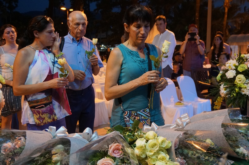 ญาติผู้สูญเสียและนักท่องเที่ยวร่วมจุดเทียนไว้อาลัยครบรอบ 13 ปี สึนามิชายหาดป่าตอง