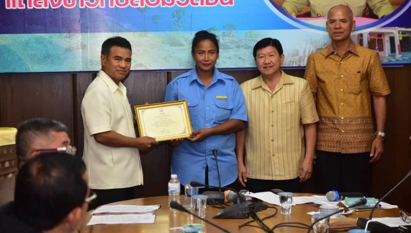 คนดีต้องชื่นชม! พนักงานเก็บค่าโดยสาร อบจ. เก็บสร้อยทองหนัก 2 บาทพร้อมแหวนคืนเจ้าของ