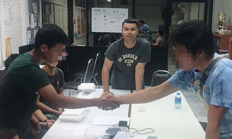 แจ้ง 3 ข้อหาหนุ่มขับกระบะอารมณ์ร้อนถือสปาต้าขู่รถคู่กรณี พร้อมขอโทษอีกฝ่าย-จับมือลงเอย