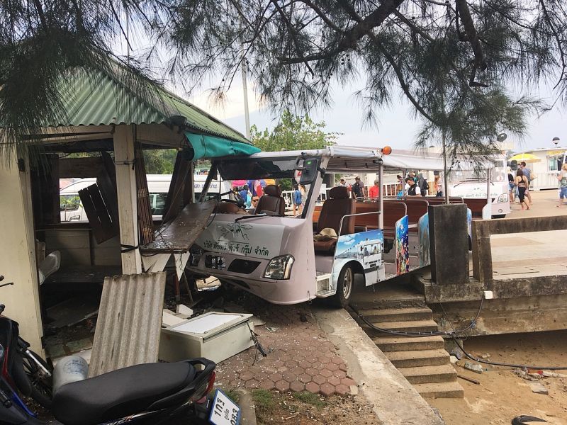 แจ้งขับขี่โดยประมาทคนขับรถรับส่งบนสะพานท่าเทียบเรืออ่าวปอชนป้อมทำ 10 นทท.เจ็บ