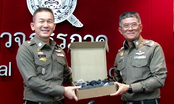 ส่งมอบแล้ว! ปืนพกสั้นเกือบ 3,500 กระบอกแก่โรงพัก 7 จังหวัด ภาค 8