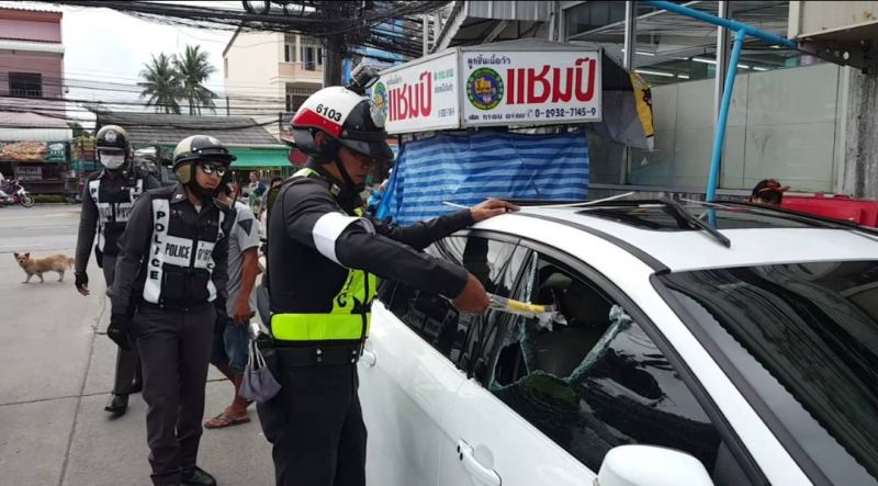 หวิดเศร้า! ชาวบ้านเฮหลังช่วยเด็กชายวัย 1 ขวบ 10 เดือนติดในรถยนต์สำเร็จ