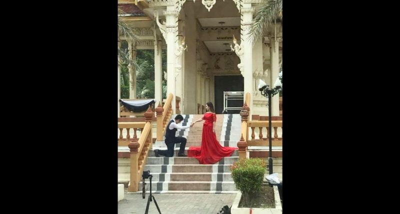 หนุ่มฉุนขาด! โพสต์รูปเจ้าสาวในชุดแดงถ่ายพรีเวดดิ้งหน้าเมรุวัดดังภูเก็ต โซเชียลถามวัดปล่อยได้อย่างไร
