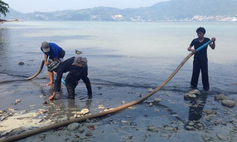 ผู้ว่าฯ ปลัดกระทรวงทรัพย์ฯ ลงตรวจหาดไตรตรังติดตามปัญหาน้ำเน่าเสีย