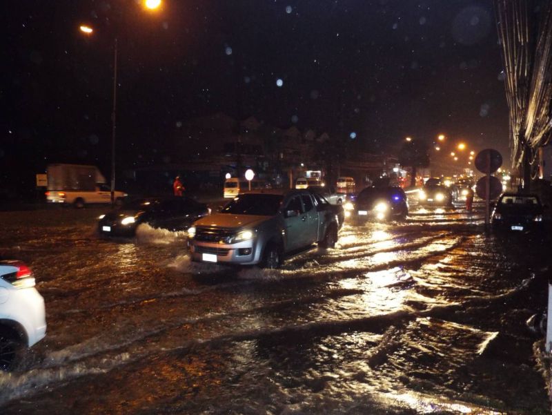 ฝนตกหนักภูเก็ตทำให้เกิดน้ำท่วมผิวจราจร การสัญจรเป็นอัมพาต กรมอุตุฯ เตือน 22-23 มีฝนถึง 60%