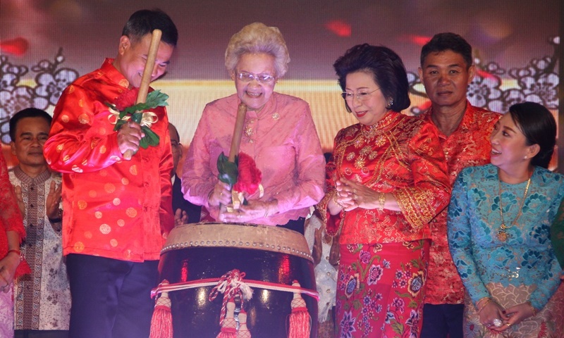 นายนรภัทร คุณมาลี เอี่ยวผดุง ผู้อาวุโสท้องถิ่น นางสาวสมใจ ร่วมกันเปิดงานที่จัดขึ้นอย่างยิ่งใหญ่ ภาพ เทศบาลนครภูเก็ต