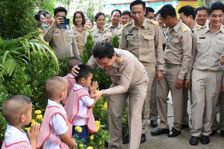 นายสุทธิพงษ์ จุลเจริญ อธิบดี สถ.พร้อมคณะลงพื้นมอบนโยบายและเยี่ยมชมสถานีการเรียนรู้ของศูนย์พัฒนาเด็กเล็กโรงเรียนบ้านหลักร้อย เทศบาลนครนครราชสีมา ภาพ โพสต์ทูเดย์