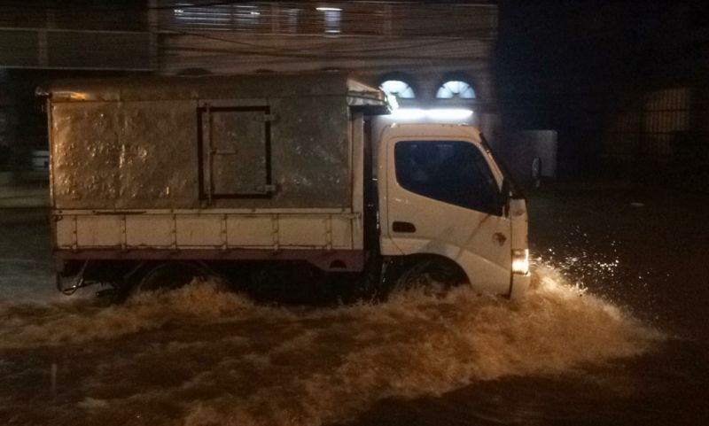ฝนตกหนักนานเกือบ 1 ชม.ทำน้ำท่วมผิวจราจรตัวเมืองภูเก็ตติดขัดบางช่วง