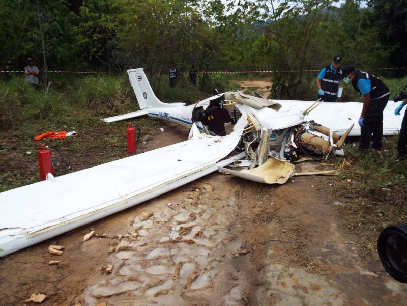 สลด! เครื่องบินเล็กบินพา 2 นักศึกษา “ช่างอากาศยาน” ขึ้นบินเสียการทรงตัวตกกระแทกพื้น กัปตันและครูเสียชีวิต 2 ศพ นักศึกษาเจ็บ 2 ราย