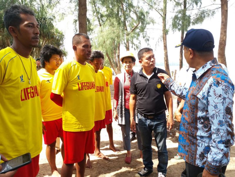 ผู้ว่าลงพื้นที่ตรวจเยี่ยมไลฟ์การ์ดหาดไม้ขาว เสริมภาพความปลอดภัยทางทะเล