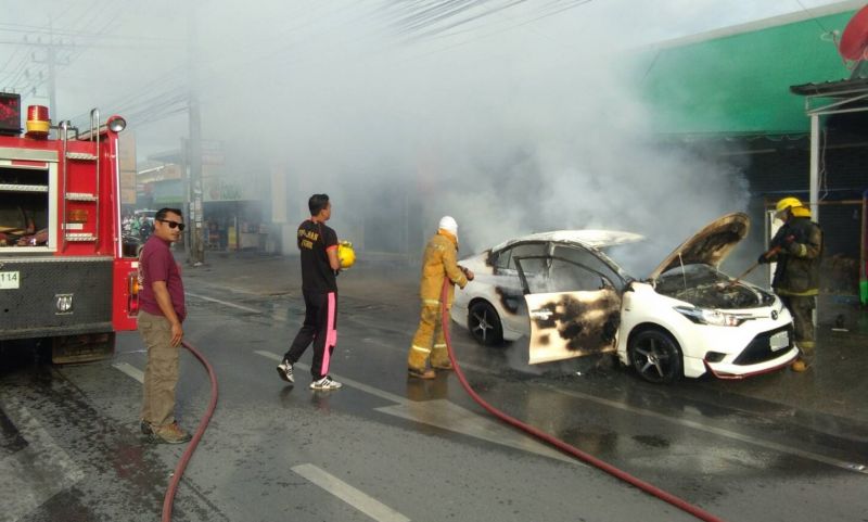 เกิดเหตุไฟลุกไหม้วอด 2 เก๋ง 1 กระบะในวันเดียว