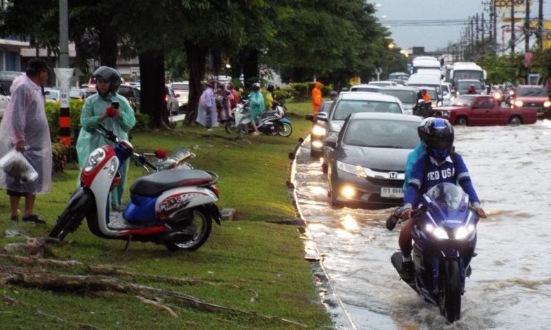 ฝนตกหนักติดต่อกันหลายชั่วโมง ภูเก็ตน้ำท่วมขังหลายพื้นที่ โปรดระมัดระวัง