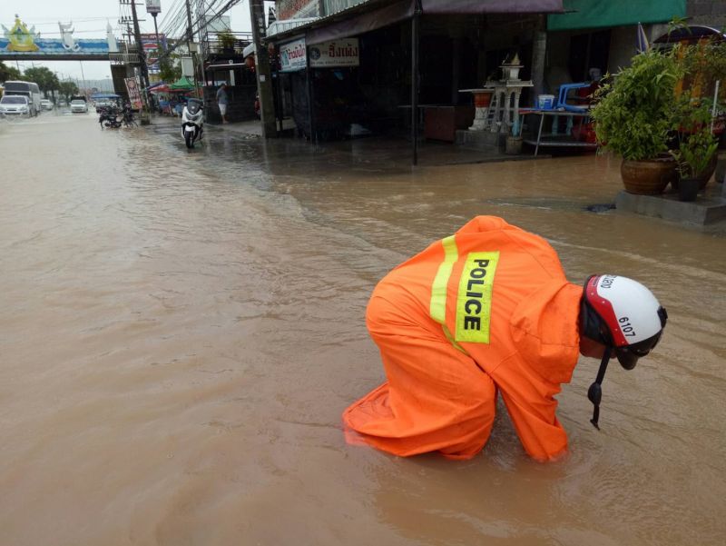 ในวันที่ฝนตก วันที่ทุกคนต่างหาที่หลบฝน