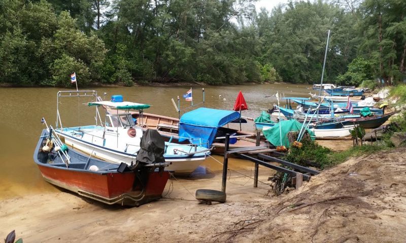 ชาวประมงบ้านลายันร้องศูนย์ดำรงธรรมตรวจสอบเอกสารสิทธิ์นายทุนปิดเส้นทางไปจุดจอดเรือ