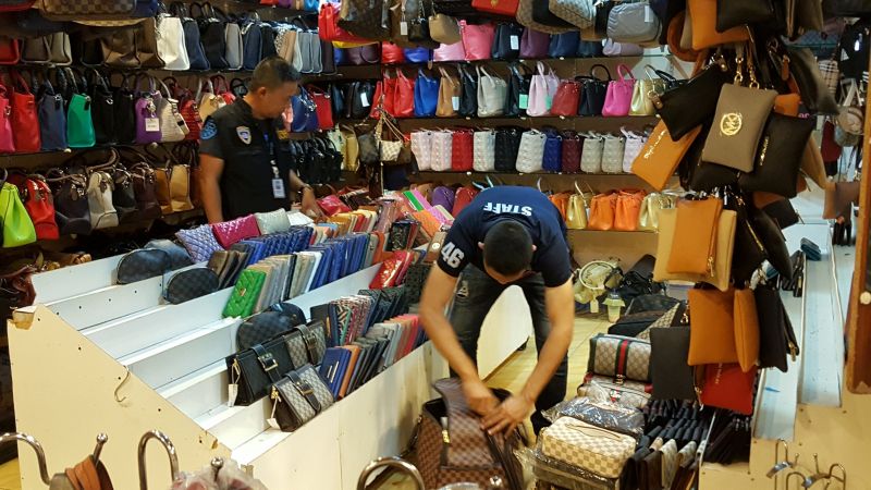 ปอศ.บุกยึดกระเป๋าปลอมกลางตลาดป่าตอง มูลค่าความเสียหายหลายแสนบาท