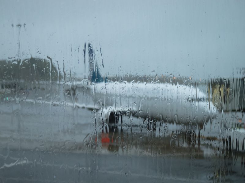 ฝนตกต่อเนื่องทำ 11 เที่ยวบินไม่สามารถลงจอดภูเก็ต และสร้างความเสียหายน้ำล้นรางระบายภายใน ทภก.