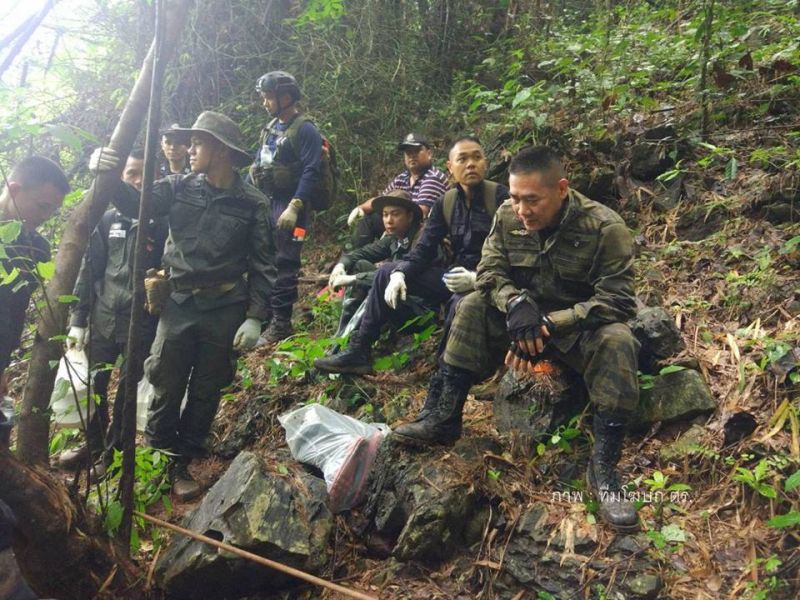 นายก-ผบ.ตร.ลงพื้นที่ถ้ำหลวง บิ๊กแป๊ะเดินเท้าขึ้นภูเขาสำรวจปากปล่องถ้ำด้วยตัวเอง