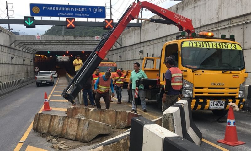 ฝนตกถนนลื่นรถโม่ปูนชนแท่งแบริเออร์ทางลอดดาราสมุทร รถยนต์เสียหาย 2 คัน บาดเจ็บเล็กน้อย