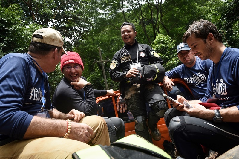 เบน และกลุ่มฮีโร่ในภารกิจกู้ภัย 13 ชีวตถ้ำหลวง ภาพ Lillian Suwanrumpha