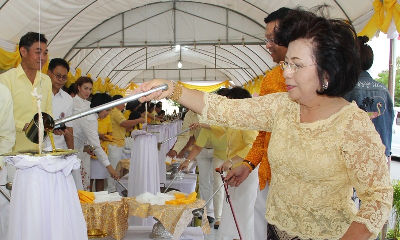 นางสาวสมใจ สุวรรณศุภพนา นายกเทศมนตรีนครภูเก็ต ร่วมพิธีหล่อเทียนพรรษา งานประเพณีเข้าพรรษา ประจำปี 2561 ภาพ ทน.ภูเก็ต