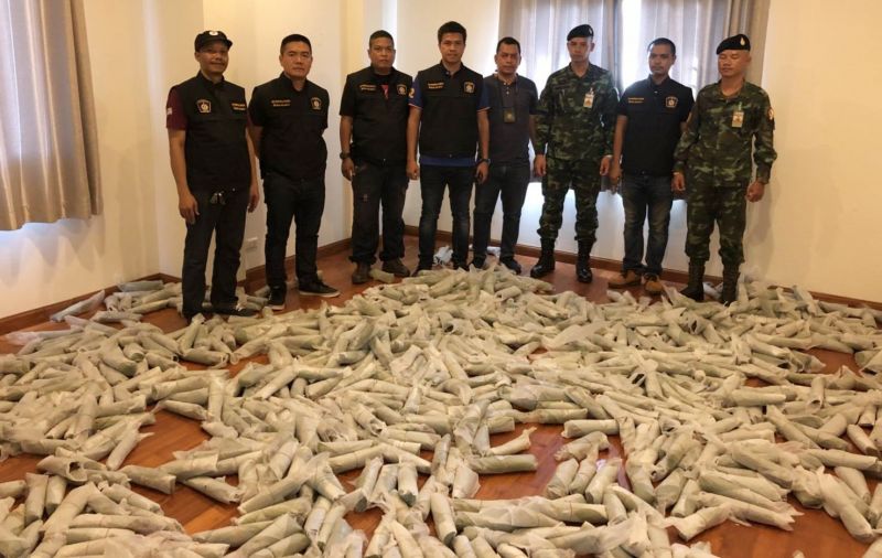 ตร.ถลางบุกค้นบ้านเช่า พบใบกระท่อมสดห่อสวย 1,030 มัด หนักรวมมากกว่า 200 กก.