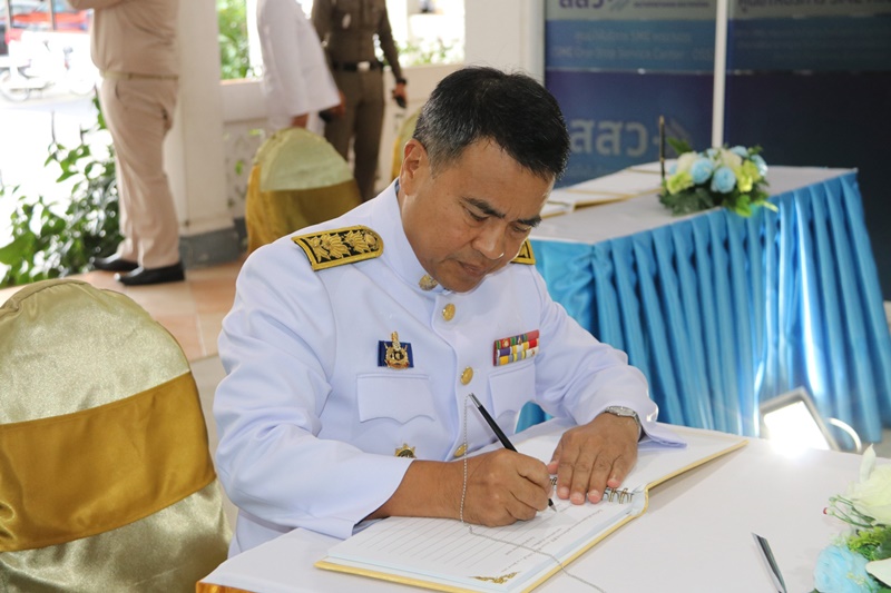 พ่อเมืองเป็นประธานลงนามถวายพระพรแม่ของแผ่นดิน
