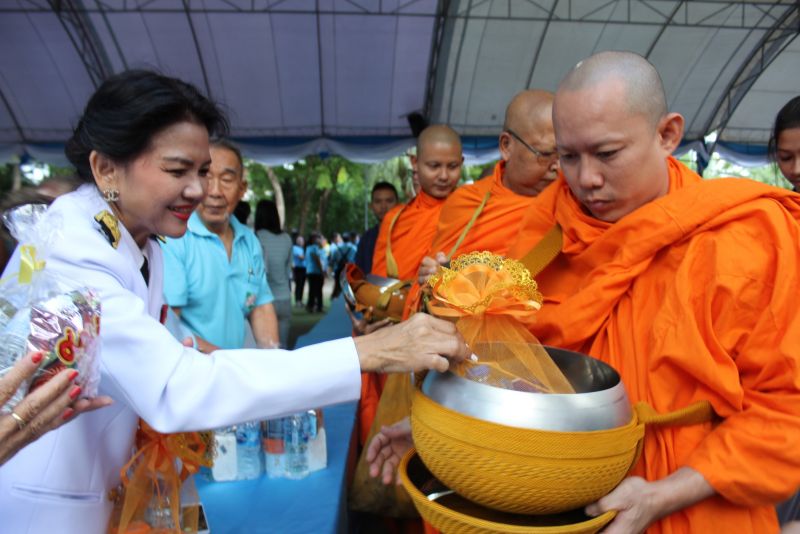 ข้าราชการและประชาชนชาวภูเก็ตร่วมใจทำบุญตักบาตรวันแม่