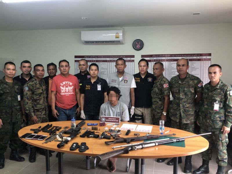 ตร.สาคู ล้อมเป้าตรวจค้นวันเดียวรวบ 3 ราย พร้อมบุหรี่ไฟฟ้า ยาบ้า ปืน และกระสุนเพียบ