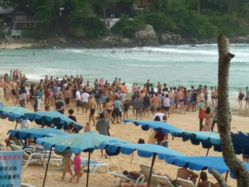 นักท่องเที่ยวฝ่าฝืนธงแดงลงเล่นน้ำหาดกะตะ ดับ 1 ราย เจ็บเล็กน้อย 2 ราย
