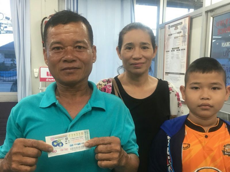 คนมันจะเฮง! พ่อค้าผักบุ้งซื้อล็อตเตอร์รี่เพียง 1 ใบรับ 6 ล้าน