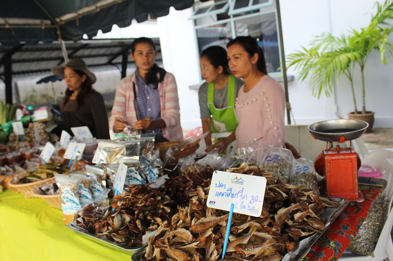 ธงฟ้าคึกคัก! พบสินค้าราคาถูกบริเวณหน้าสำนักงานพาณิชย์จังหวัด