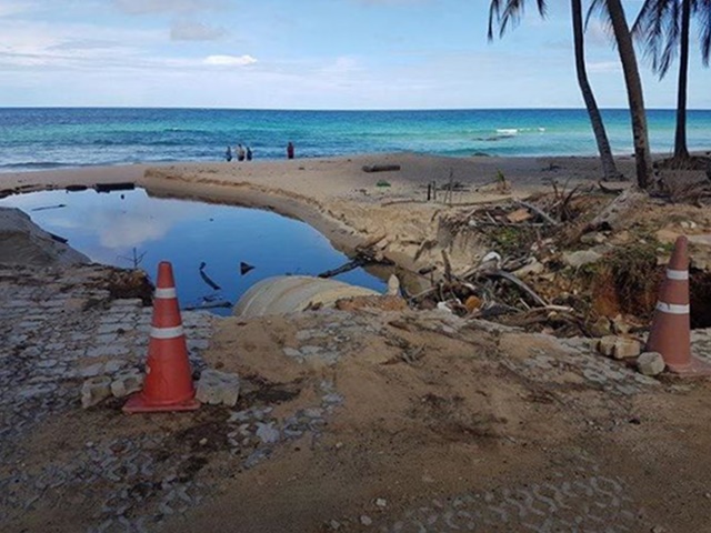 สภาพน้ำเน่าเสียที่ถูกปล่อยลงสู่หาดสุรินทร์ ภาพ ชาวบ้านหาดสุรินทร์