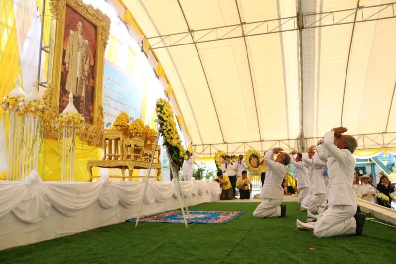 ผู้ว่านำประชาชนร่วมพิธีบำเพ็ญกุศล และร่วมทำบุญตักบาตรเพื่อถวายพระราชกุศลในหลวง ร.9