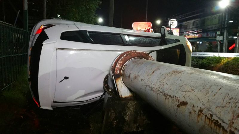 ฝนตกถนนลื่นเก๋งเสียหลักพลิกคว่ำชนคอสะพาน คนขับเเละเพื่อนบาดเจ็บ