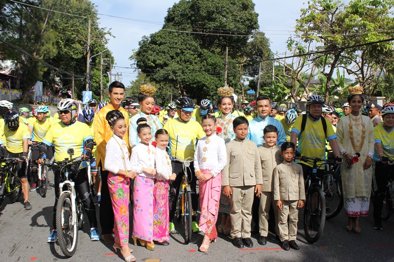 พ่อเมืองนำนักปั่นภูเก็ตร่วมกิจกรรม Bike อุ่นไอรัก แสดงออกถึงพลังสามัคคีและจงรักภักดี
