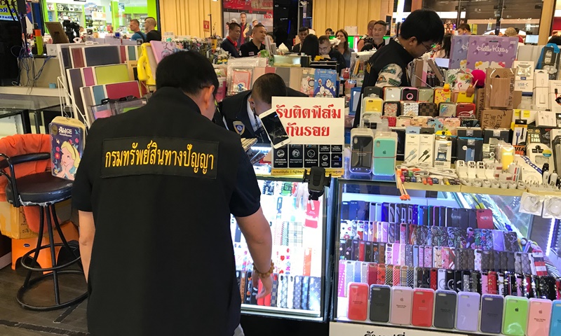 กอ.รมน.ภูเก็ต ลุยจับสินค้าละเมิดลิขสิทธิ์ได้ของกลางเกือบพันชิ้น