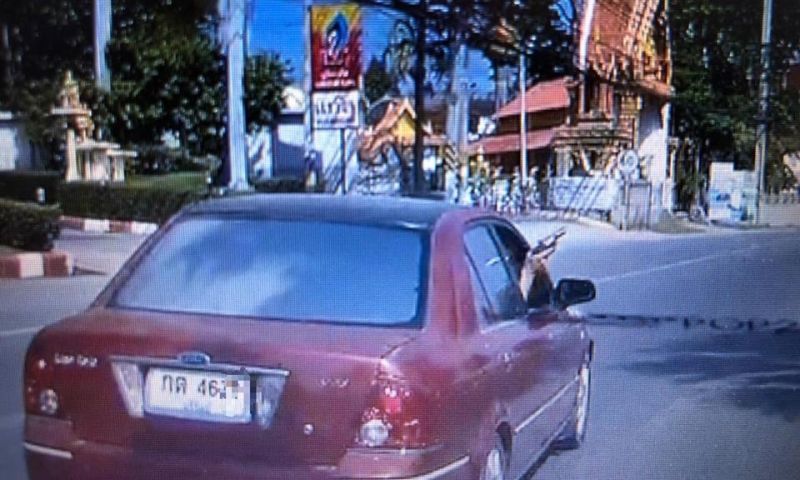 ตร.ถลางเร่งล่าตัว เก๋งฟอร์ดขับรถปาดหน้าสบัดปืนโชว์เพื่อนร่วมถนน