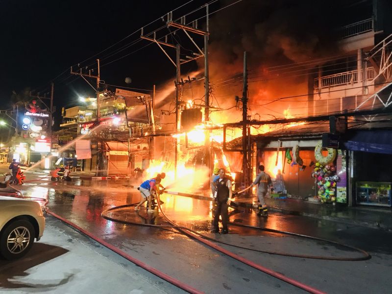 ไฟไหม้วอดร้านขายของที่ระลึกหน้าหาดป่าตอง 3 ชั้น 4 คูหา สูญกว่า 10 ล.ไร้เจ็บ