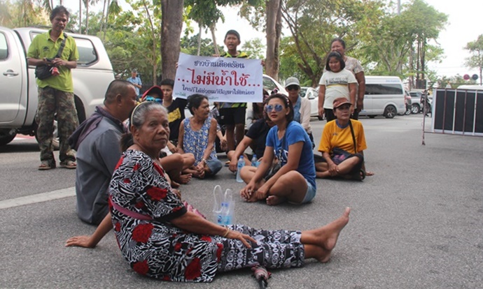 ชาวบ้านหลายสิบคนก็ได้รวมตัวทวงถามแนวทางแก้ปัญหาน้ำ ภาพ วรัญญา พรหมพิณพิลาส