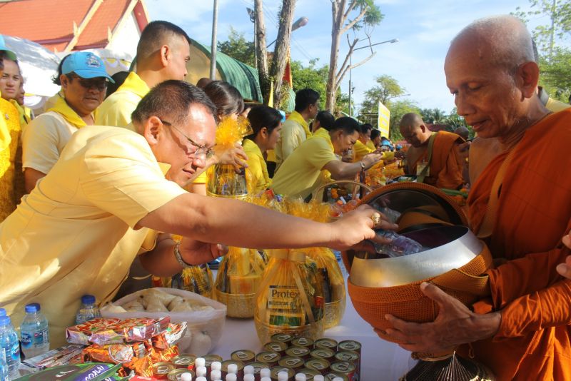 ภูเก็ตจัดพิธีเปิดกรวยถวายราชสักการะหน้าพระฉายาลักษณ์ ร.10 และทำบุญตักบาตร