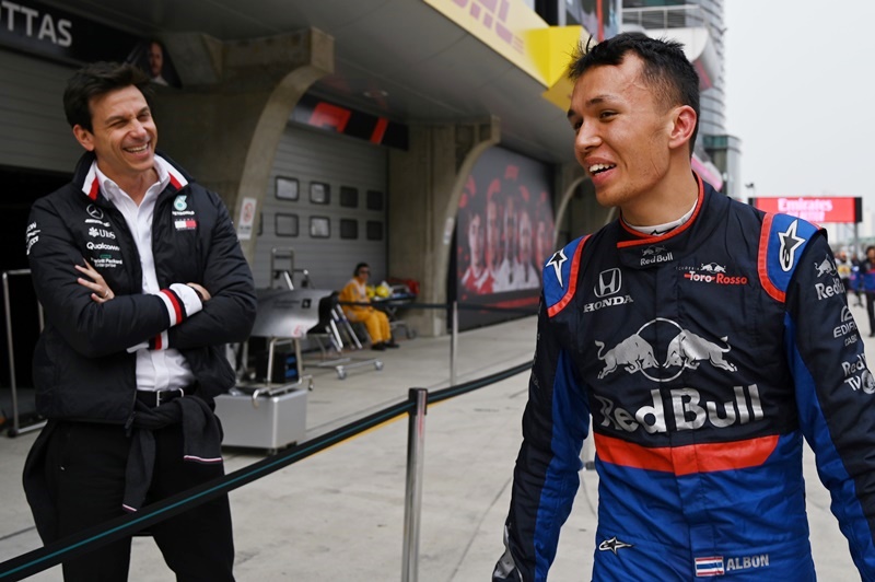 Alexander Albon และ Toto Wolff Mercedes GP exec director ณ สนามแข่งในเซี่ยงไฮ้ ภาพ: AFP
