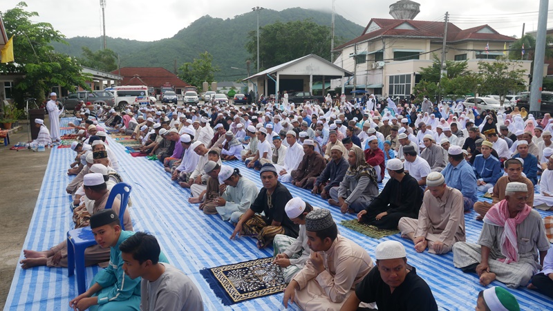 บรรยากาศการประกอบศาสนกิจของพี่น้องมุสลิมกมลาในวันอีฎิ้ลฟิตริ